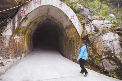 历时数年,她带领村民在村前大山上凿通了一条隧道,凿碎了千百年